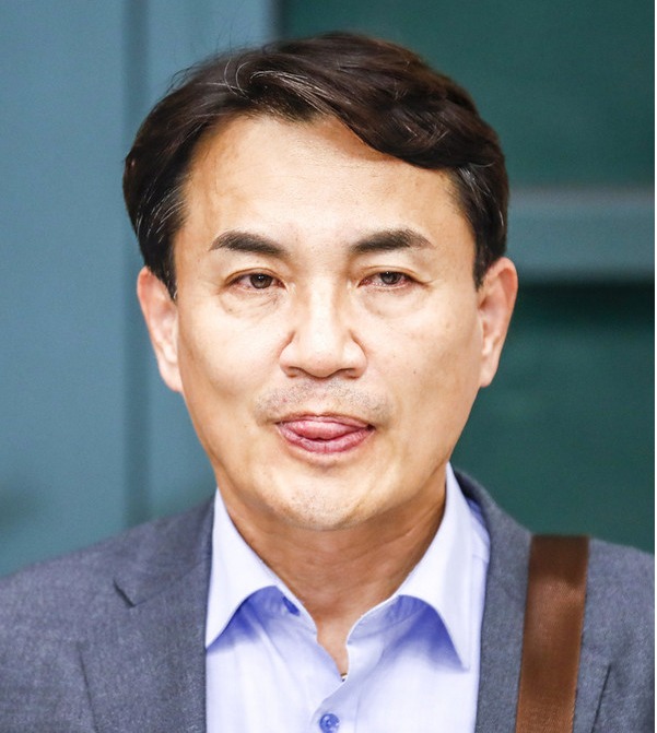 ▲ 김진태 강원도지사가 27일 오후 인천국제공항 제1여객터미널로 귀국하며 취재진 질문에 답하고 있다. 김 지사는 애초에 내일 오전 귀국할 예정이었지만, 레고랜드발 사태가 금융시장을 뒤흔들며 사태가 전방위로 확산되자 일정을 하루 축소해 27일 귀국했다. 사진=뉴시스