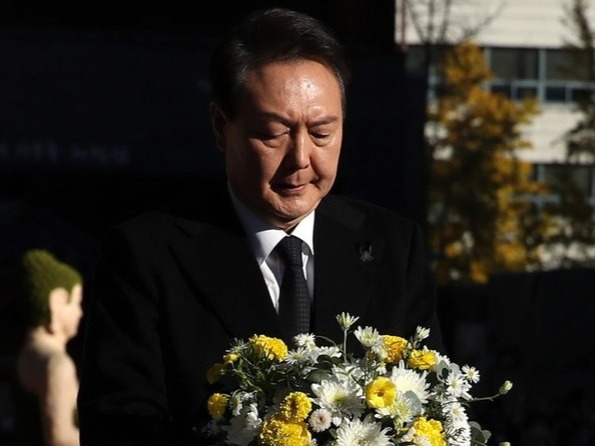 ▲ 윤석열 대통령이 4일 서울 종로구 조계사에서 열린 이태원 참사 희생영가 추모 위령법회에서 헌화하고 있다. 사진=뉴시스