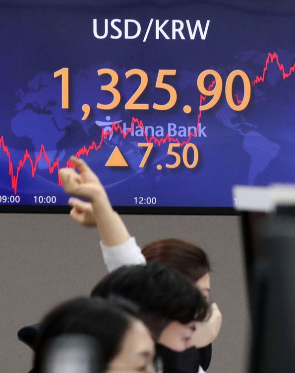 ▲ 14일 오후 서울 중구 하나은행 딜링룸에서 딜러들이 업무를 보고 있다. 사진=뉴시스