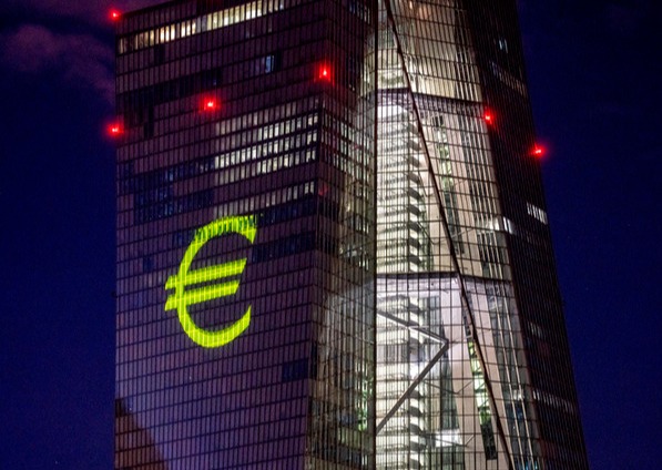 ▲ 작년 12월 30일 저녁 독일 프랑크푸르트에 있는 유럽중앙은행(ECB) 청사에 불빛이 켜져 있는 모습. 사진=뉴시스