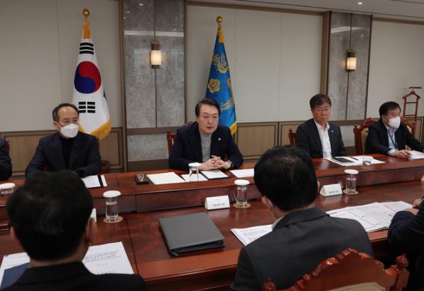 ▲ 윤석열 대통령이 4일 서울 용산 대통령실 청사에서 화물연대 집단 운송거부 관계장관회의를 주재하고 있다. 사진=뉴시스