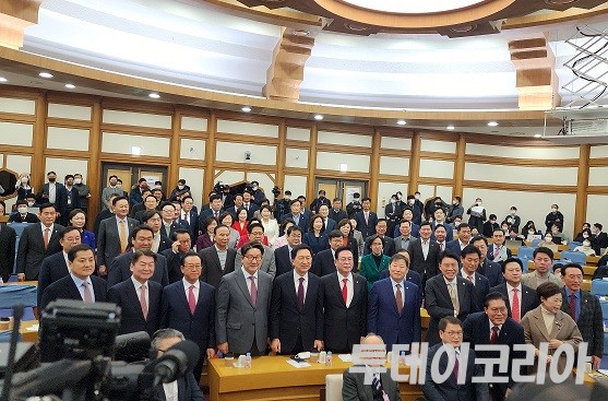 ▲ 서울 여의도 국회 의원회관 제1소회의실에서 열린 국민의힘 소속 의원들의 공부 모임인 ‘국민공감’ 출범식에서 7일 안철수, 권성동, 장제원, 김기현 의원 등 김형석 연세대 명예교수, 참석자들이 기념 촬영을 하고 있다. 사진=투데이코리아DB