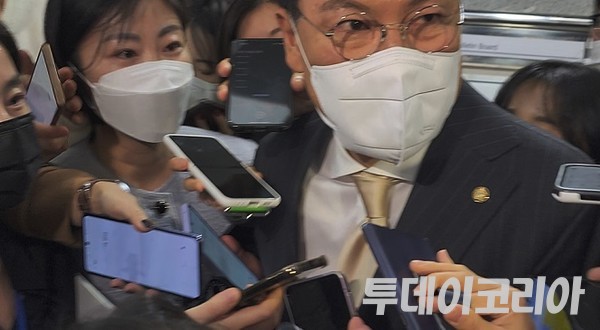 ▲ 장제원 국민의힘 의원이 7일 여의도 국회 의원회관에서 열린 국민공감이 끝난 후 기자들의 질문에 답하고 있다. 사진=투데이코리아