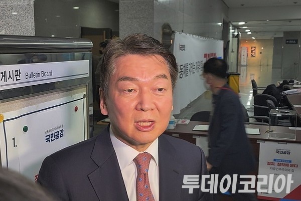 ▲ 안철수 국민의힘 의원이 7일 서울 여의도 국회 의원회관 국민공감에 참석 후 기자들과 인터뷰에서 답하고 있다. 사진=투데이코리아