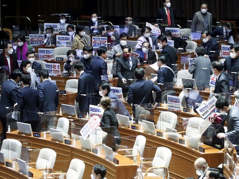 ▲ 국민의힘 의원들이 11일 오전 서울 여의도 국회에서 열린 제400회국회(임시회) 제401-1차 본회의에서 이상민 행정안전부 장관 해임건의안 처리에 항의하며 퇴장하고 있다. 사진=공동취재