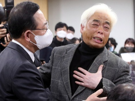 ▲ 주호영 국민의힘 원내대표가 20일 오후 서울 여의도 국회의원회관에서 열린 국민의힘 국정조사특위 위원-이태원 참사 유가족 간담회에서 이종철 10.29 이태원참사 유가족협의회 대표를 위로하고 있다. 사진=뉴시스