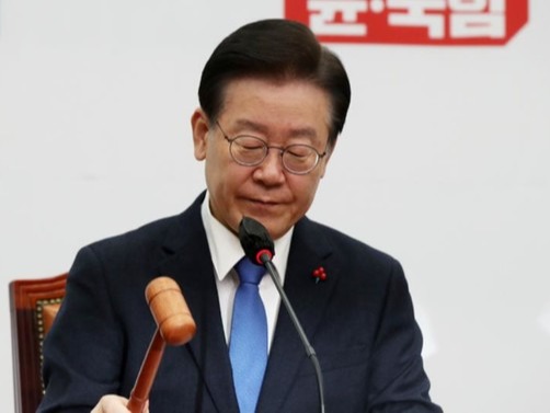 ▲ 이재명 더불어민주당 대표가 21일 오전 서울 여의도 국회에서 열린 최고위원회의에서 의사봉을 두드리고 있다. 사진=뉴시스