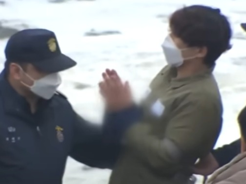 ▲ 택시 기사와 동거녀를 살해한 혐의로 구속된 이기영이 지난 6일 오후 경기도 파주 공릉천변에서 검찰 관계자들에게 당시 현장 상황을 설명하고 있다. 사진=KBS 유튜브 캡쳐