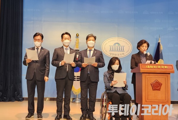 ▲ 더불어민주당 보건복지위 소속 국회의원들이 12일 오후 서울 여의도 국회 소통관에서 '국립중앙의료원 신축이전 사업 축소 계획 전면 재검토'를 촉구하는 기자회견을 하고 있다. 사진=투데이코리아DB