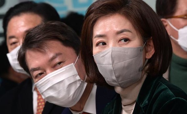 ▲ 서울 여의도 국민의힘 중앙당사에서 열린 서울시당 신년인사회에서 당 대표 출마를 선언한 안철수 의원과 나경원 전 의원이 11일 오후 참석자의 발언을 듣고 있다. 사진=뉴시스