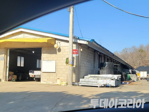 ▲ 용두동에 위치한 긴급 전기공사 업체 C사가 사용하고 있는 건물 ‘가’ 동과 ‘나’ 동이다. 해당 건물은 건축물대장상 주 용도가 닭을 키우는 ‘동물관련시설(계사)’로 허가가 났음에도 불구하고 용도변경을 하지 않은 채 사용중이다. 사진=투데이코리아 DB