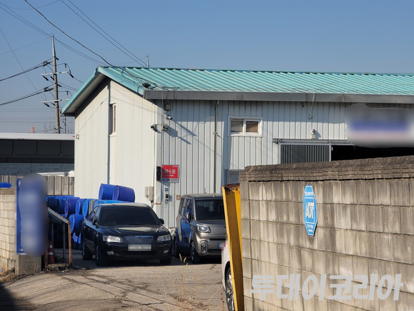 ▲ 현천동의 건축물 자재 도매상 D사 건물이다.  해당 건물은 건축물대장상 ‘가’동과 ‘나’동 모두 식물을 기르는 ‘동물관련시설(종묘배양시설)’로 허가나 있다. 하지만 실제로는 건설 공구와 철물 등의 건축물 자재를 판매하는 도매 업장으로 사용되고 있다. 사진=투데이코리아 DB