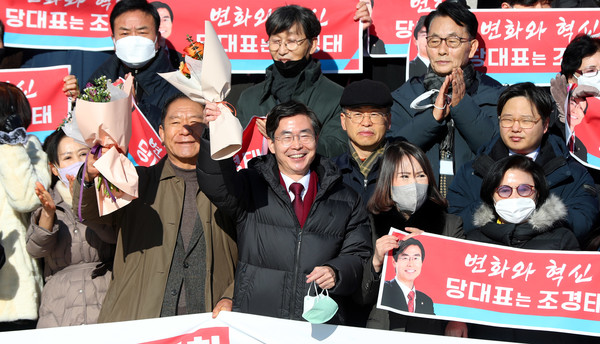 ▲ 국민의힘 당 대표 출마 선언을 한 조경태 의원이 16일 오전 서울 여의도 국회 본청 앞 계단에서 출정식을 열고 꽃다발을 들어 올리고 있다. 사진=뉴시스