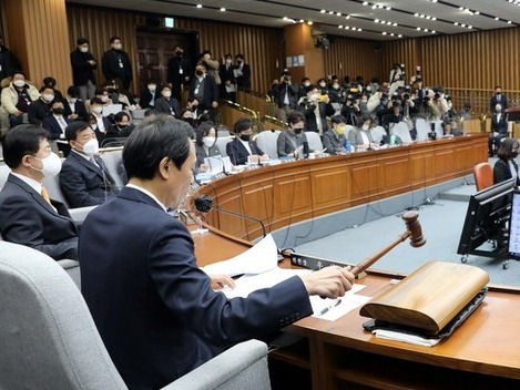 ▲ 우상호 위원장이 지난 6일 오전 서울 여의도 국회에서 열린 용산 이태원 참사 진상규명과 재발방지를 위한 국정조사 특별위원회 2차 청문회에서 의사봉을 두드리고 있다. 사진=뉴시스