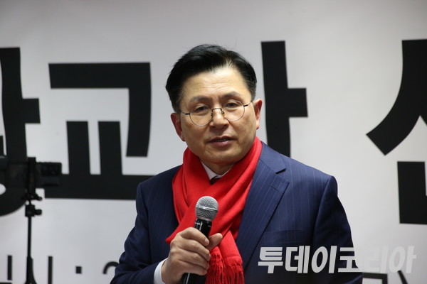 ▲ 황교안 전 미래통합당 대표가 19일 오후 3시 서울 영등포구 대하빌딩 9에서 열린 선거사무소 개소식에 참석해 연설하고 있다. 사진=투데이코리아