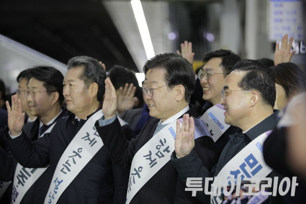 ▲ 이재명 더불어민주당 대표와 박홍근 원내대표 등 당 지도부 인사가 설 연휴를 하루 앞둔 20일 오전 서울 용산역에서 귀성길에 오른 시민들에게 손을 흔들며 인사하고 있다. 사진=투데이코리아DB