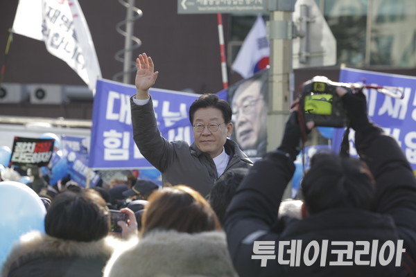 ▲ 이재명 더불어민주당 대표가 28일 서울 서초구 서울중앙지검 출석하기 전 포토라인에서 지지자들에게 손을 흔들고 있다. 사진=투데이코리아DB