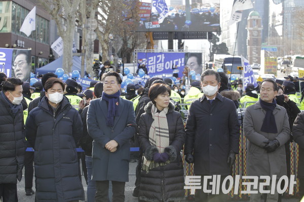 ▲ 28일 서울 서초동 서울중앙지검 앞에서 정청래(오른쪽에서 두 번째)‧박찬대(왼쪽에서 두 번째)‧김남국‧장경태 더불어민주당 의원등이 이재명 대표를 기다리고 있다. 사진=투데이코리아DB