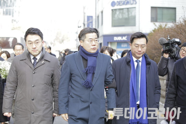 ▲ 박찬대 더불어민주당 의원(가운데)이 28일 이재명 대표가 검찰로 출석 후 외부일정으로 당내 김남국(왼쪽)‧장경태(오른쪽) 의원등 하고 함께 이동하고 있다. 사진=투데이코리아DB