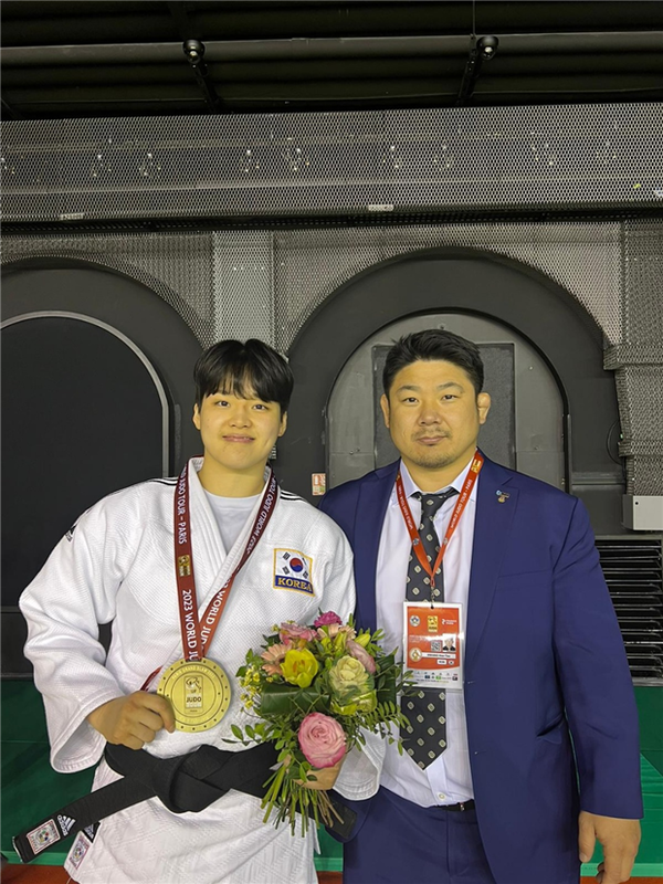 ▲ 지난 5일 파리그랜드슬램 여자 –78kg급 동메달을 차지한 이정윤 선수(왼쪽)가 황희태 감독과 기념촬영을 하고 있다.