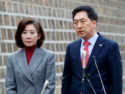 ▲ 김기현 국민의힘 당대표 후보(오른쪽)와 나경원 전 원내대표가 7일 서울 중구 한 음식점에서 오찬 회동을 마치고 나와 취재진 질문에 답변하고 있다. 사진=뉴시스