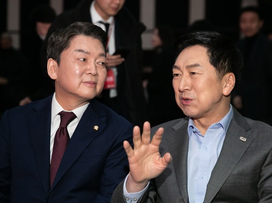 ▲ ▲ 김기현 국민의힘 당대표 후보(오른쪽)와 안철수 당대표 후보가 7일 서울 강서구 한 방송 스튜디오에서 열린 국민의힘 제3차 전당대회 비전발표회에 참석해 대화하고 있다. 사진=뉴시스