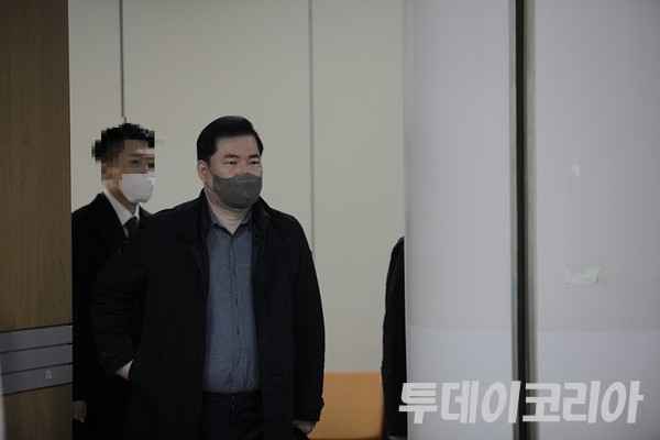 ▲ 성남시 대장동 개발 사업 로비·특혜 의혹을 받는 유동규 전 성남도시개발공사 기획본부장이 8일 오전 서울 서초구 중앙지방법원에서 열린 부패방지법 위반 사건 재판을 마치고 밖으로 나가고 있다. 사진=투데이코리아DB