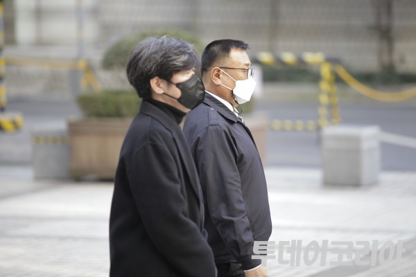 ▲ 남욱 변호사가 8일 오전 서울 서초구 서울중앙지방법원에서 열린 위례신도시 개발 특혜 의혹 관련 1심 2회 공판이 끝나고 밖으로 나가고 있다. 사진=투데이코리아DB