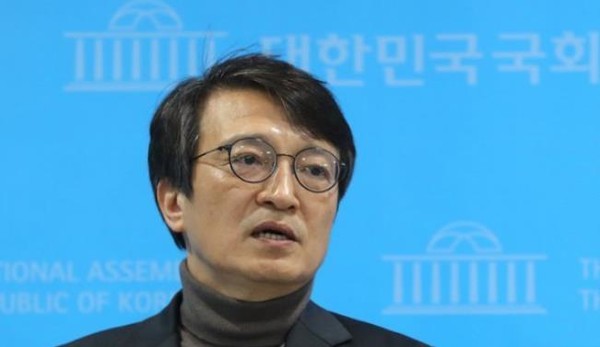 ▲ 김의겸 더불어민주당 대변인이 지난달 31일 서울 여의도 국회 소통관에서 김건희 주가조작과 관련 백브리핑을 하고 있다. 사진=뉴시스