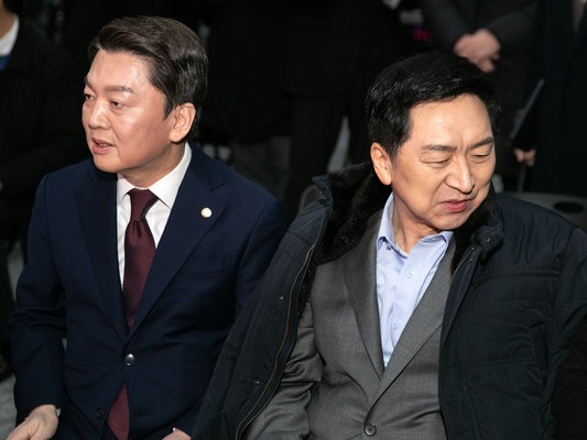 ▲ 김기현 국민의힘 당대표 후보(오른쪽)와 안철수 당대표 후보가 7일 서울 강서구 한 방송스튜디오에서 열린 '국민의힘 제3차 전당대회 비전발표회'에 참석해 자리에 앉아 있다. 사진=뉴시스