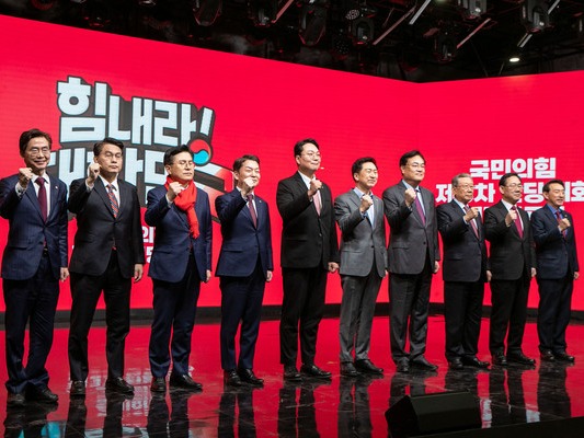 ▲ 지난 7일 서울 강서구 한 방송 스튜디오에서 열린 '국민의힘 제3차 전당대회 후보자 비전발표회'에서 당 지도부와 당 대표 후보들이 기념촬영을 하고 있다. 왼쪽부터 조경태 당대표 후보, 윤상현 당대표 후보, 황교안 당대표 후보, 안철수 당대표 후보, 천하람 당대표 후보, 김기현 당대표 후보, 정진석 비상대책위원장, 유흥수 전당대회 선거관리위원장, 주호영 원내대표, 김석기 사무총장. 사진=뉴시스