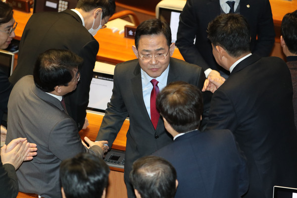 ▲ 주호영 국민의힘 원내대표가 14일 오전 서울 여의도 국회에서 열린 제403회 국회(임시회) 6차 본회의에서 교섭단체 대표연설을 마치고 동료 의원들과 인사하고 있다. 사진=뉴시스