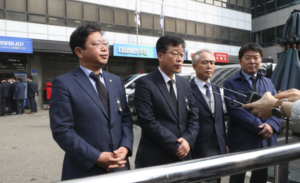 ▲ 안호영 더불어민주당 수석대변인이 작년 11월 9일 서울 여의도에 위치한 더불어민주당 중앙당사 앞에서 검찰의 정진상 대표실 정무조정실장 관련 민주당 중앙당사 압수수색에 대해 입장을 밝히고 있다.