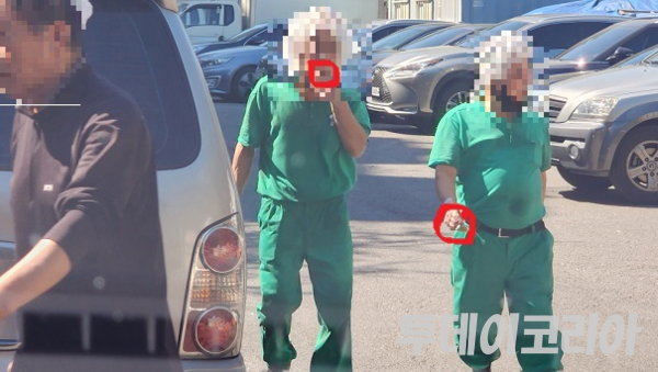 ▲ 경기도 안양시 소재 도축작업자가 휴게시간 및 점심시간에 작업복, 위생모, 위생 장화를 신고 외부로 흡연하며 외출하고 있다. 사진=투데이코리아