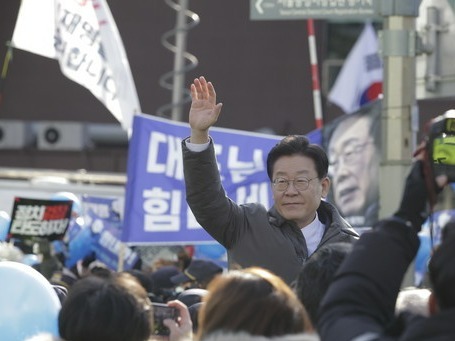 ▲ 이재명 더불어민주당 대표가 28일 서울 서초구 서울중앙지검 출석하기 전 포토라인에서 지지자들에게 손을 흔들고 있다. 사진=투데이코리아DB