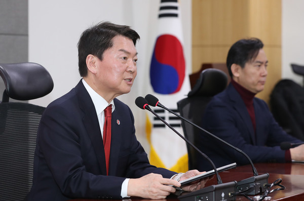 ▲ 안철수 국민의힘 당대표 후보가 19일 오전 서울 여의도 국회 의원회관에서 열린 2차 정책비전 발표회에서 '당원권 강화와 공천 시스템'과 관련해 발표하고 있다. 사진=뉴시스