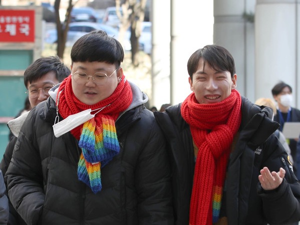 ▲ 결혼 5년차 동성부부 소성욱 씨와 김용민 씨가 21일 서울 서초구 서울고등법원에서 열린 국민건강보험공단 상대 보험료 부과 취소 처분 소송 항소심에서 원고 승소 후 법원을 나서고 있다. 서울고등법원은 소성욱 씨가 건보공단을 상대로 낸 소송의 항소심에서 1심을 뒤집고 동성부부의 건보 피부양자 자격을 인정하며 원고 승소를 판결했다. 사진=뉴시스