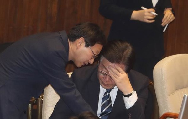 ▲ 더불어민주당 이재명 대표와 김성주 의원이 6일 오후 서울 여의도 국회에서 열린 제403회국회(임시회) 제2차 본회의에서 대화하고 있다. 사진=뉴시스