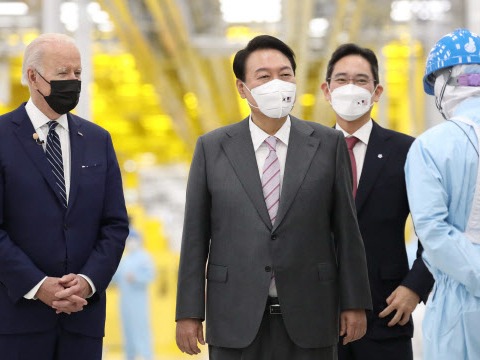 ▲ 윤석열 대통령과 조 바이든 미국 대통령이 20일 경기 평택 삼성전자 반도체 공장에서 이재용 부회장의 안내를 받으며 시찰하고 있다. 사진=뉴시스