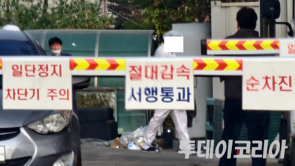 ▲ 부천시 소재 한 축산물 도축장에서 작업자가 위생복을 입고 외부로 나가는 모습. 사진=투데이코리아