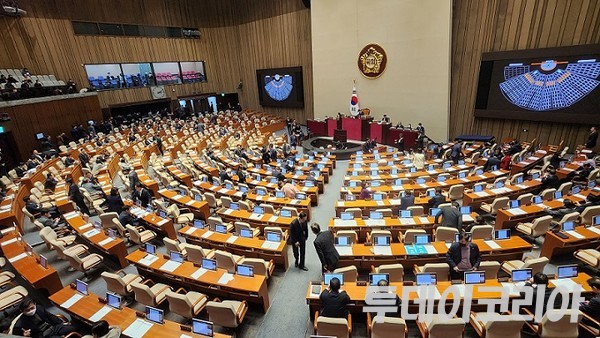 ▲ 서울 여의도 국회에서 열린 의원총회에서 27일 더불어민주당 이재명 대표 체포동의안에 대해 무기명 투표를 진행하고 있다. 사진=투데이코리아DB