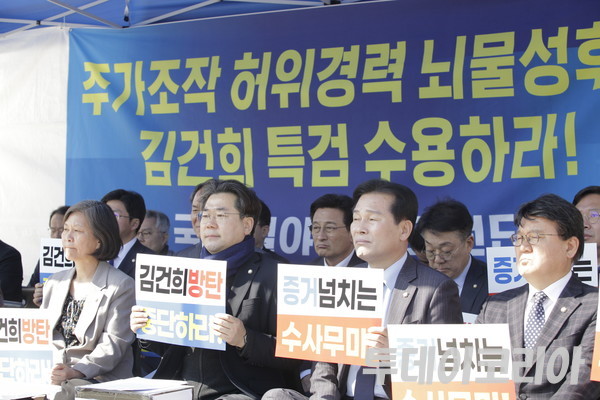 ▲ 더불어민주당 의원들이 27일 서울 여의도 국회 본청 앞에서 김건희 여사 특검 농성을 하고 있다. 사진=투데이코리아DB