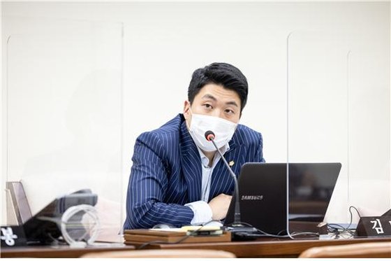 ▲ 강서구의회에서 강서구 시설관리공단 행정사무감사에 참석한 김민석 강서구의원. 사진=강서구의회