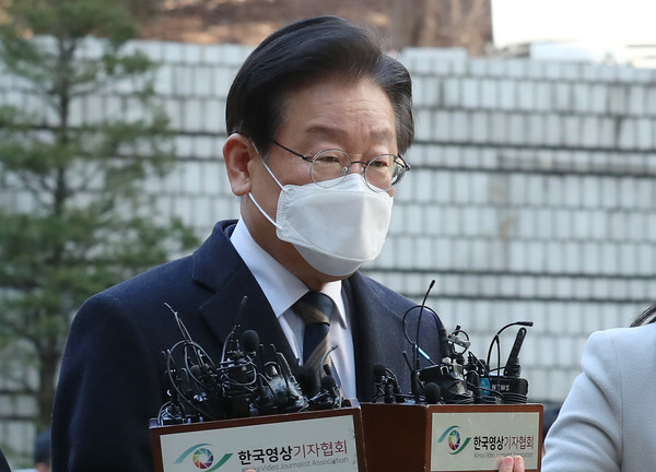 ▲ 제20대 대통령 선거 과정에서 허위 발언을 한 혐의로 재판에 넘겨진 이재명 더불어민주당 대표가 3일 오전 서울 서초구 서울중앙지방법원에서 열린 1차 공판에 출석하고 있다. 사진=뉴시스