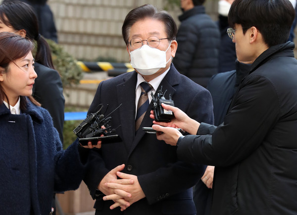 ▲ 제20대 대통령 선거 과정에서 허위 발언을 한 혐의로 재판에 넘겨진 이재명 더불어민주당 대표가 3일 오후 서울 서초구 서울중앙지방법원에서 휴정 후 재개된 1차 공판에 출석하며 취재진의 질문에 답하고 있다. 사진=뉴시스