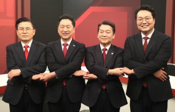 ▲ 국민의힘 당대표 후보들이 3일 서울 마포구 채널A에서 열린 국민의힘 당대표 후보자 토론회에 참석해 기념촬영을 하고 있다. 왼쪽부터 황교안 후보, 김기현 후보, 안철수 후보, 천하람 후보. 사진=공동취재사진