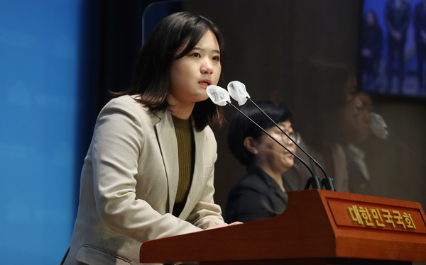 ▲ 박지현 전 더불어민주당 비상대책위원장이 6일 오전 서울 여의도 국회에서 기자회견을 열고 더불어민주당의 현안사항 제안 등에 대한 발언을 하고 있다. 사진=뉴시스