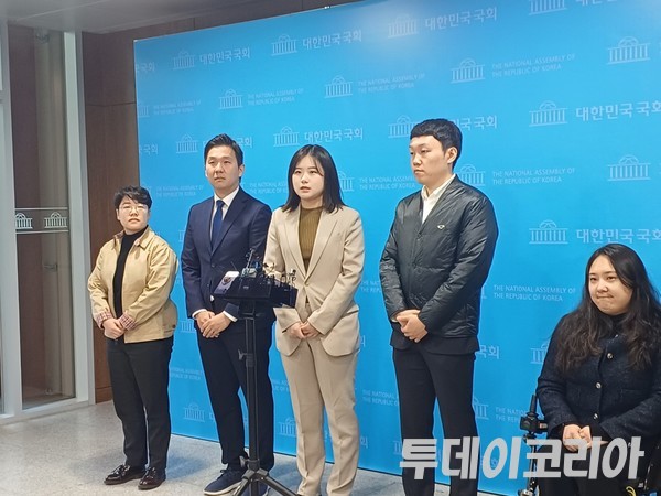 ▲ 박지현 더불어민주당 전 비상대책위원장과 민주당 청년 당원들이 회견을 마친 후 기자들의 질의에 답하고 있다. 사진=투데이코리아DB