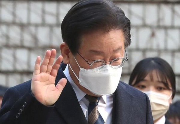 ▲ 제20대 대통령 선거 과정에서 허위 발언을 한 혐의로 재판에 넘겨진 이재명 더불어민주당 대표가 지난 3일 오전 서울 서초구 서울중앙지방법원에서 열린 1차 공판에 출석하고 있다. 사진=뉴시스