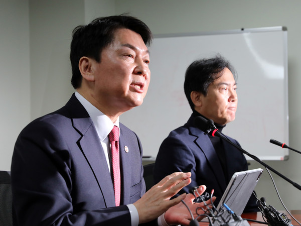 ▲ 안철수 국민의힘 당대표 후보가 6일 오전 서울 여의도 국회 소통관에서 열린 대통령실 행정관의 선거개입 의혹 관련 기자회견에서 기자 질문에 답하고 있다. 사진=뉴시스